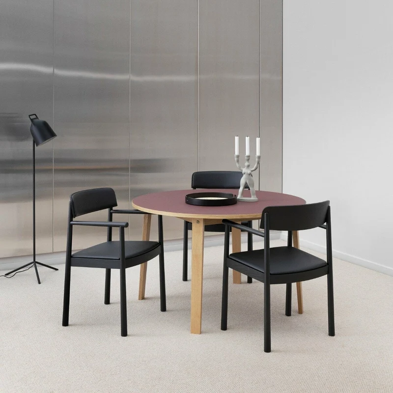 Chaise en bois de frêne noire avec assise en cuir et accoudoirs Timb noir/ Ultra Leather noir - Normann Copenhagen