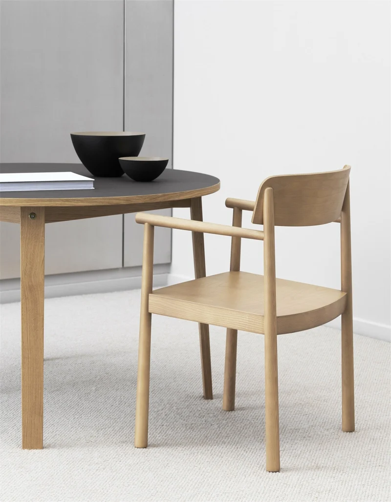Chaise en bois de frêne avec accoudoirs Timb Tan - Normann Copenhagen