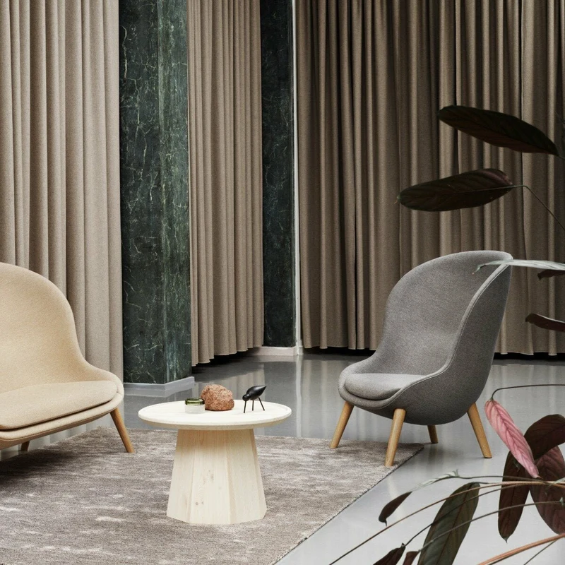 Fauteuil haut en chêne et tissu gris Hyg - Normann Copenhagen