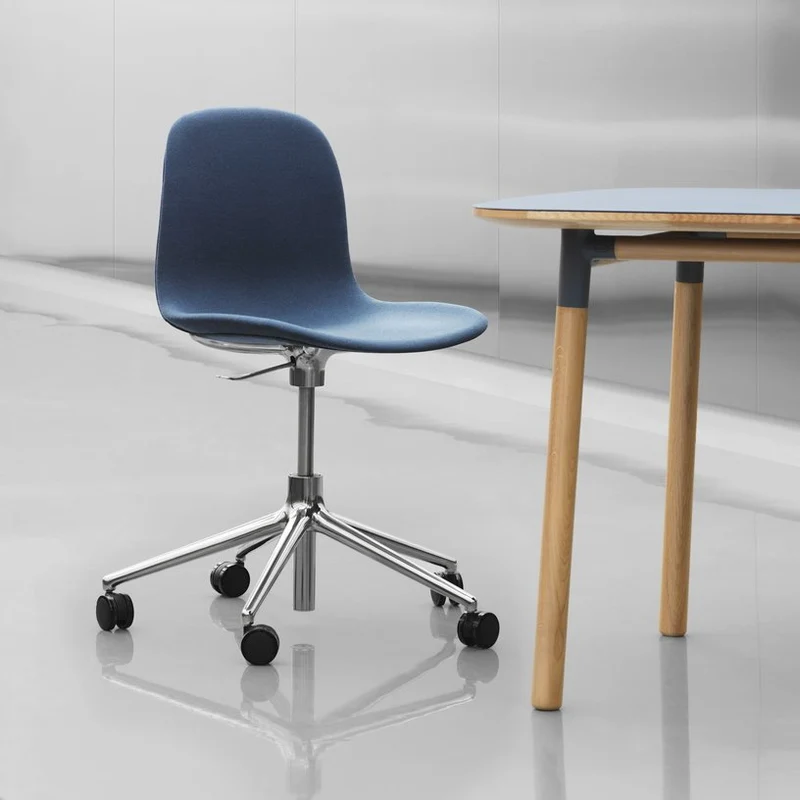 Chaise de bureau en aluminium et pp noir Form - Normann Copenhagen