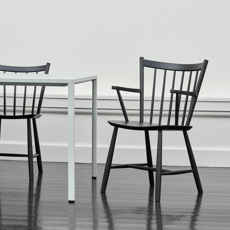 Chaise en bois de chêne noir avec accoudoirs - HAY