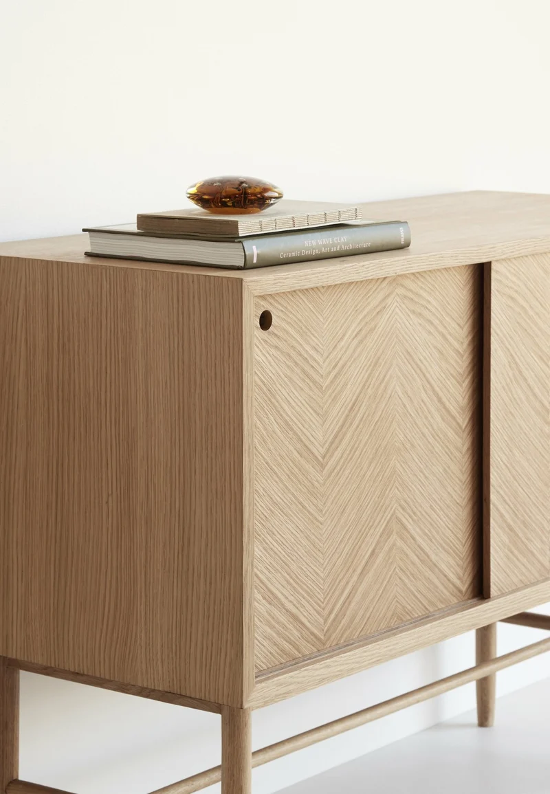 Petite commode avec 2 portes coulissantes en chêne naturel - Hübsch