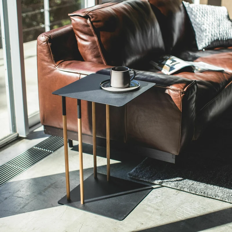 Table d'appoint noire et pieds en bois - Yamazaki