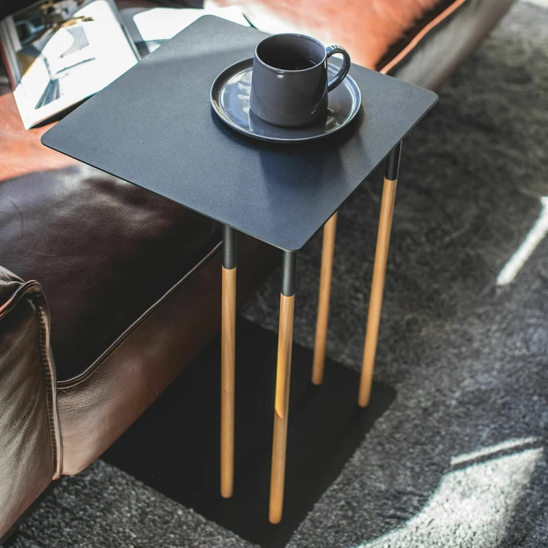 Table d'appoint noire et pieds en bois - Yamazaki