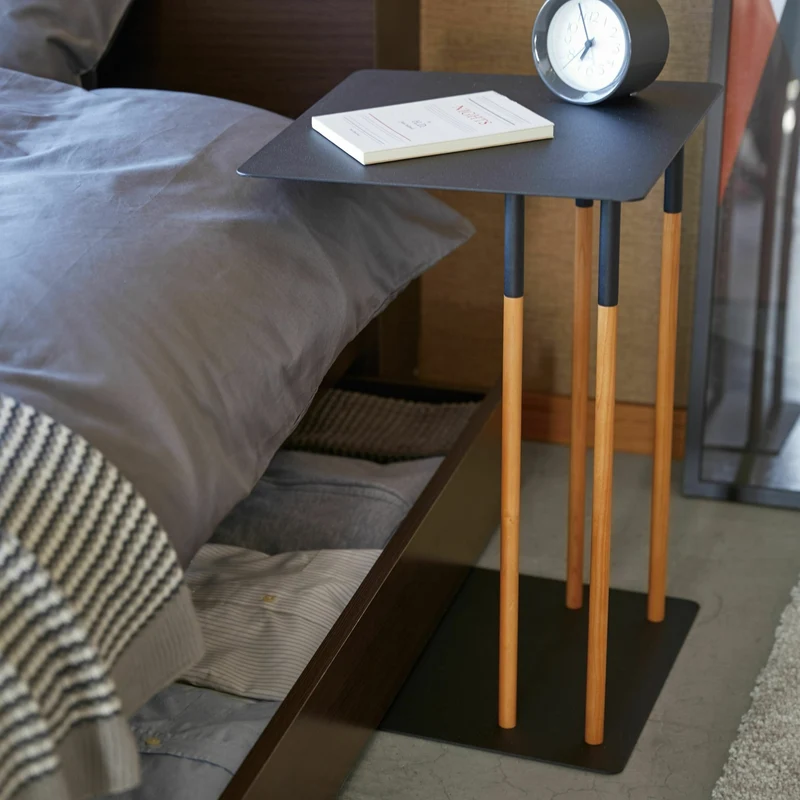 Table d'appoint noire et pieds en bois - Yamazaki