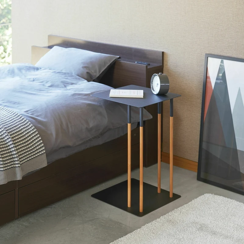 Table d'appoint noire et pieds en bois - Yamazaki
