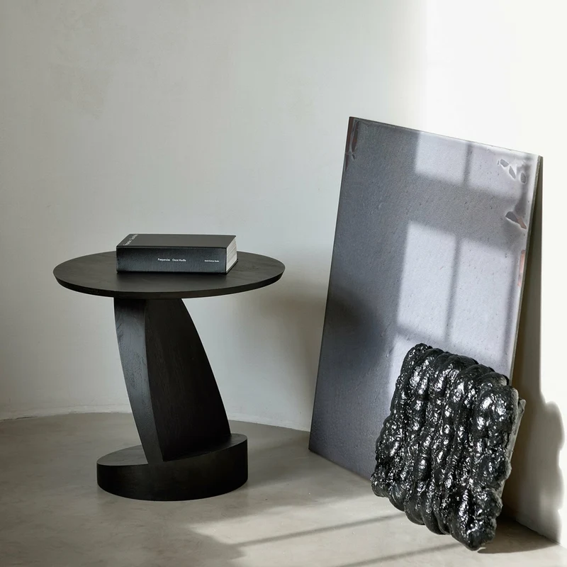 Table d'appoint noire en teck Oblic - Ethnicraft Accessories