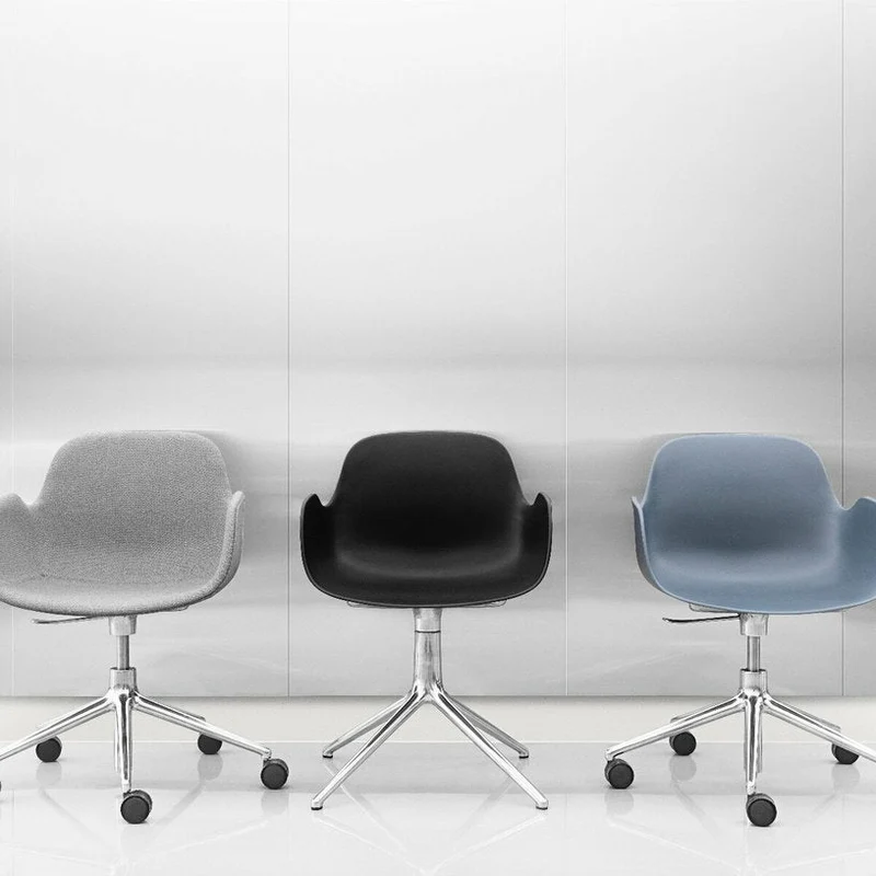Chaise pivotante noir Swivel Norman Copenhagen noir - Normann Copenhagen
