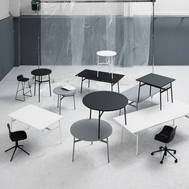 Chaise tournante à roulettes noire Swivel Norman Copenhagen noir - Normann Copenhagen
