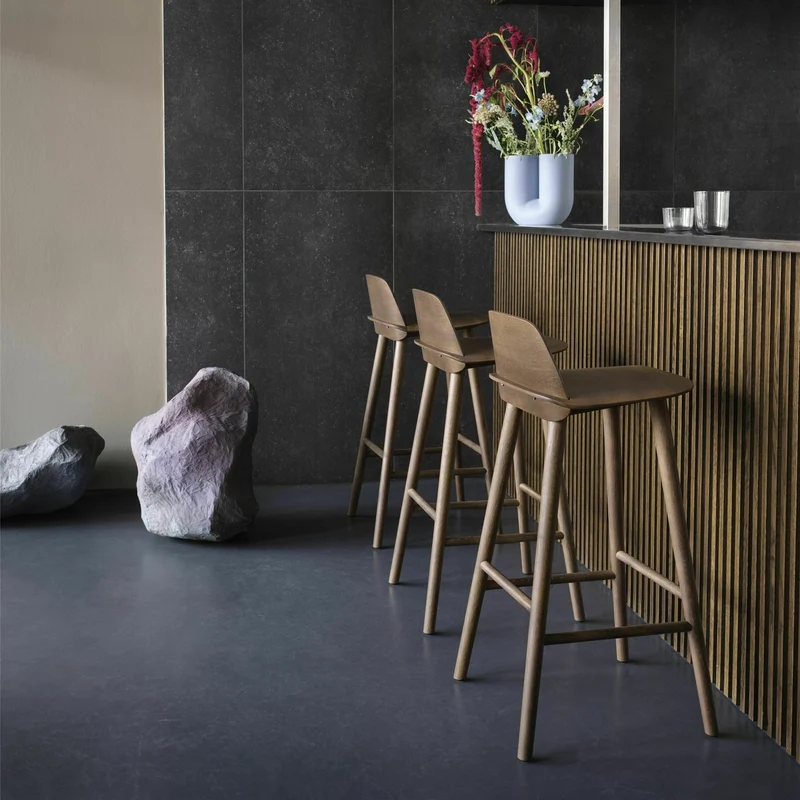 Tabouret de bar 65 cm en chêne foncé Nerd - Muuto