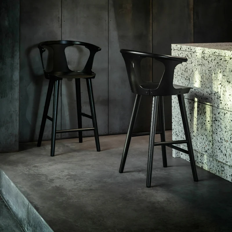 Chaise de bar en chêne laqué noir In Between SK9 - &tradition