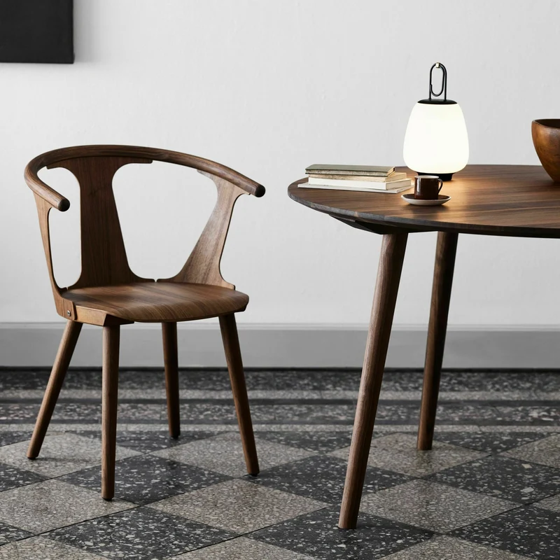 Chaise en noyer huilé SK1 In Between - &tradition