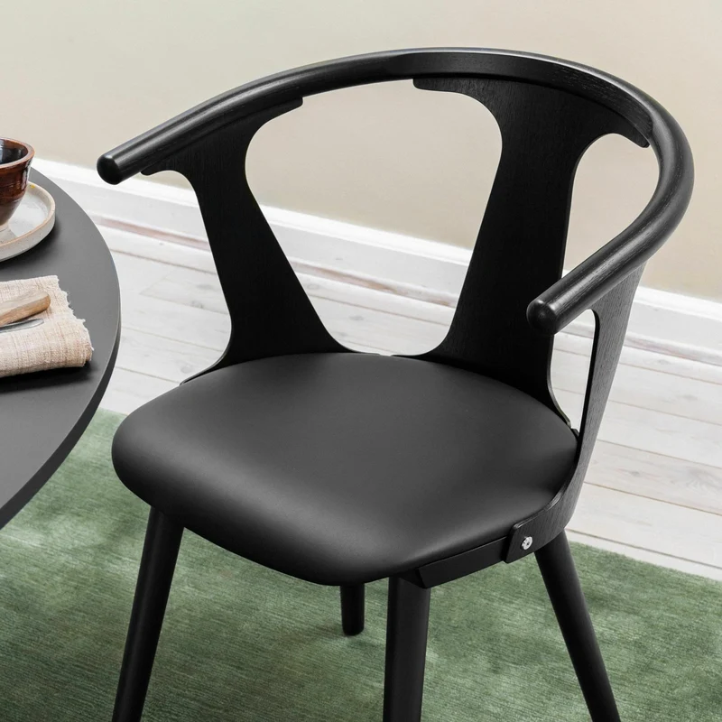 Chaise en chêne laqué noir et cuir noir SK2 In Between - &tradition