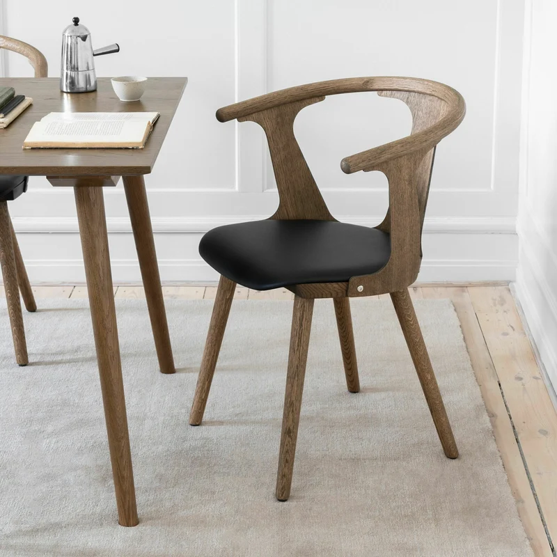 Chaise en noyer laqué et cuir noir SK2 In Between - &tradition