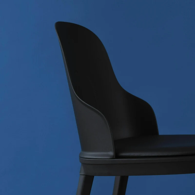 Chaise en polypropylène à l'assise en cuir noir Allez noir - Normann Copenhagen