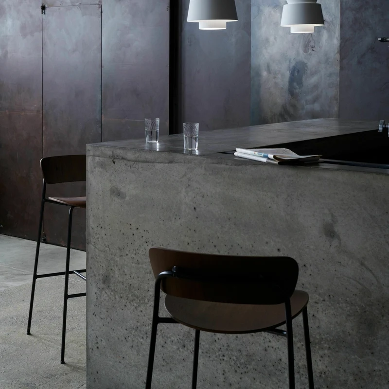 Chaise de bar en noyer AV9 Pavilion - &tradition