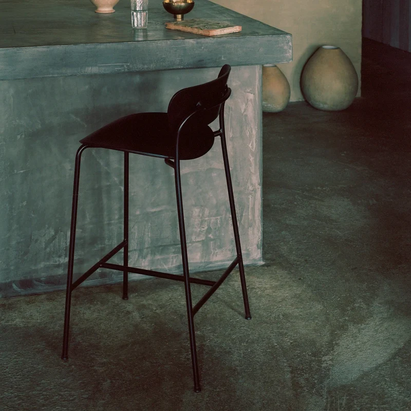 Chaise de bar en chêne naturel et piètement noir AV7 Pavilion - &tradition
