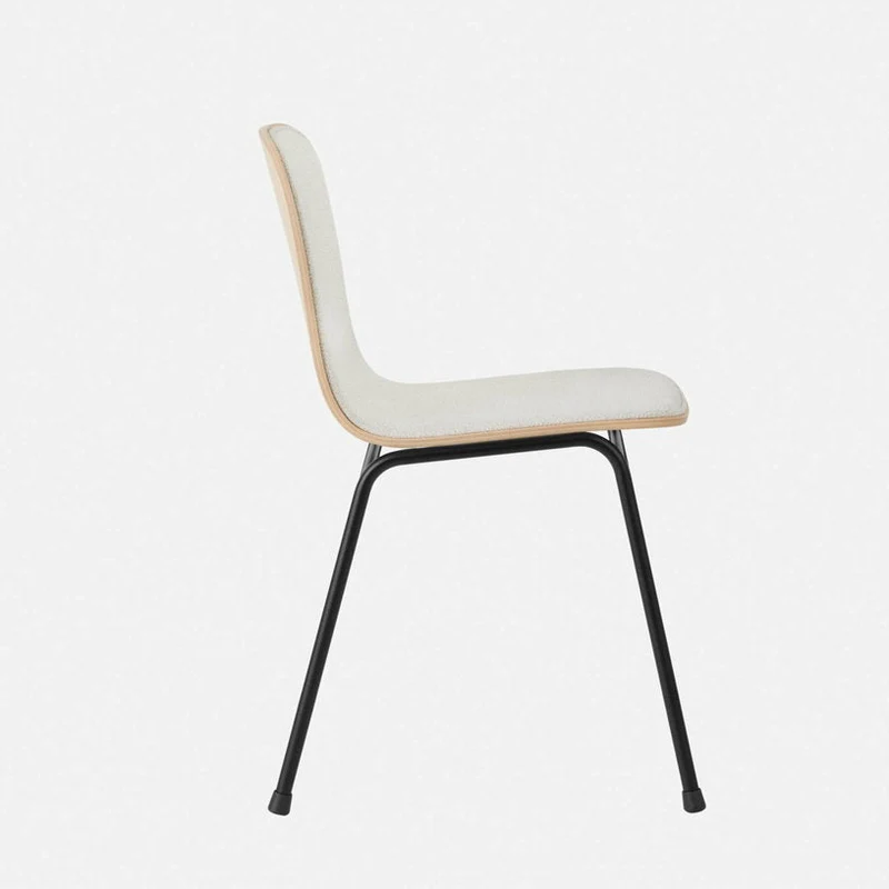 Chaise en tissu gris et cadre noir Touchwood - Hem