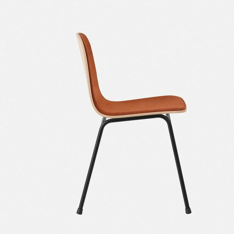 Chaise en tissu rouge et cadre noir Touchwood - Hem