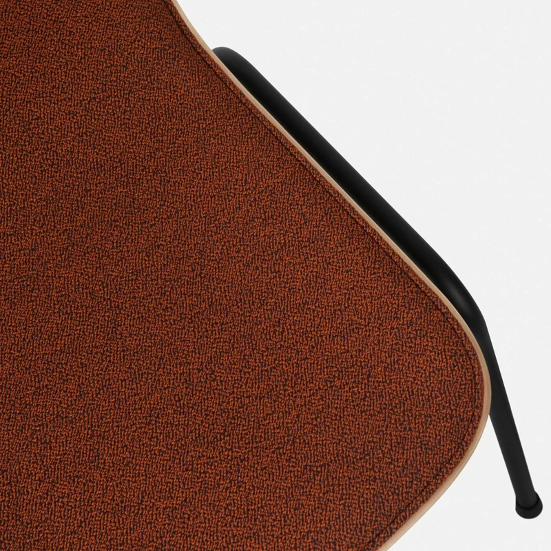 Chaise en tissu rouge et cadre noir Touchwood - Hem