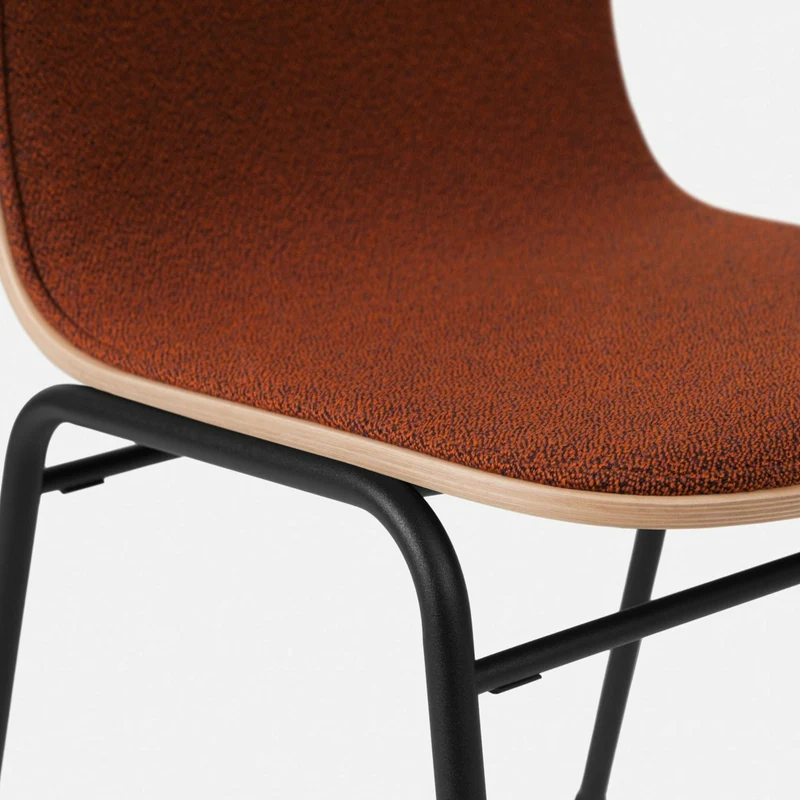 Chaise en tissu rouge et cadre noir Touchwood - Hem