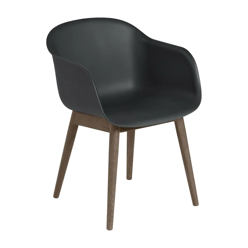 Fauteuil noir piétement en chêne Fiber - Muuto