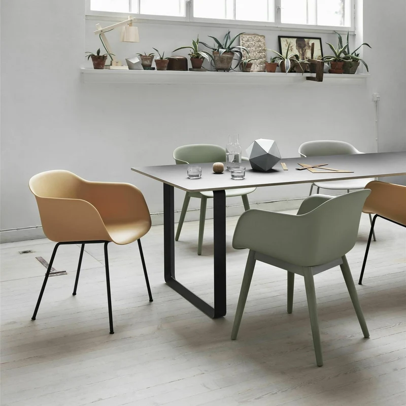 Fauteuil vert pâle piétement en chêne Fiber - Muuto