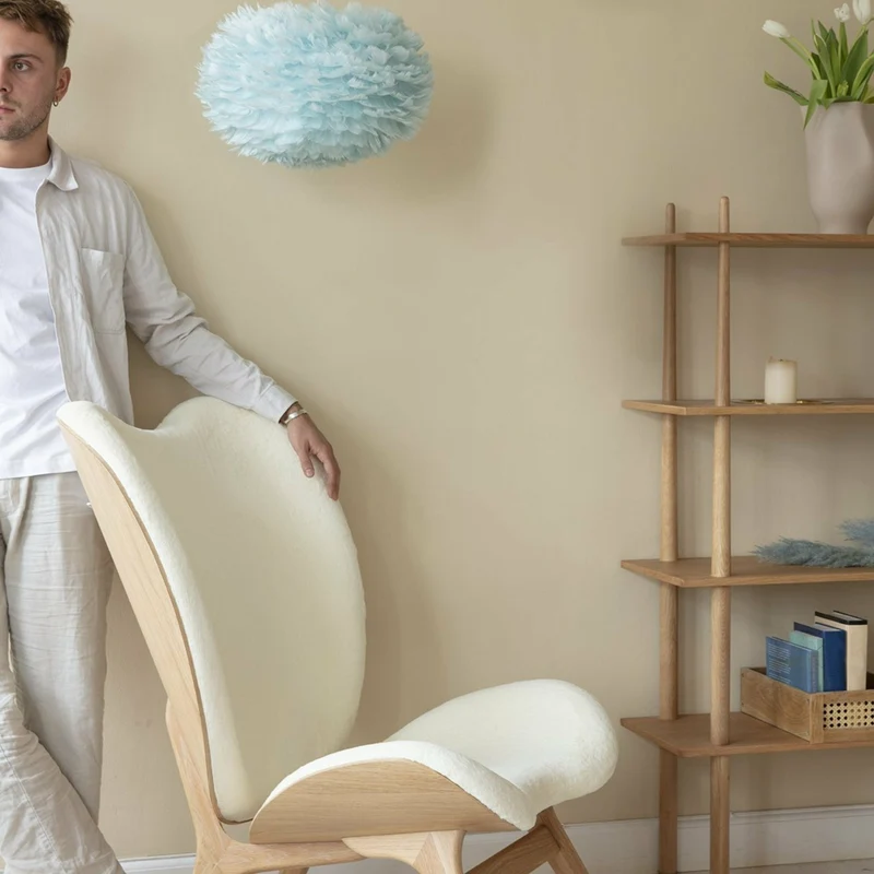 Grand fauteuil blanc en chêne naturel A Conversation Piece - UMAGE