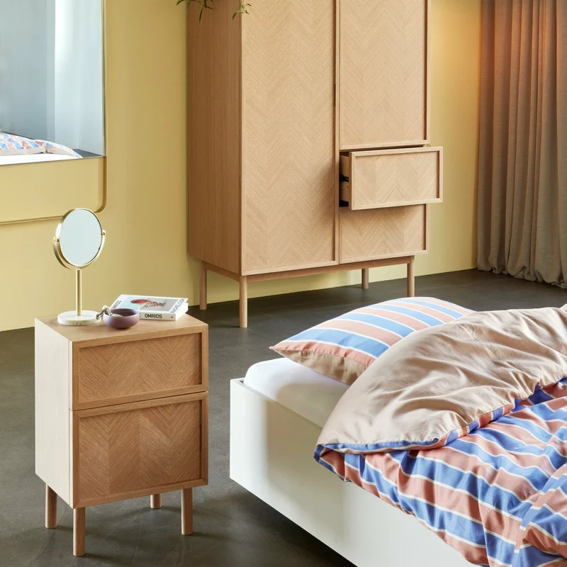 Petite commode en chêne naturel et aux motifs chevron - Hübsch