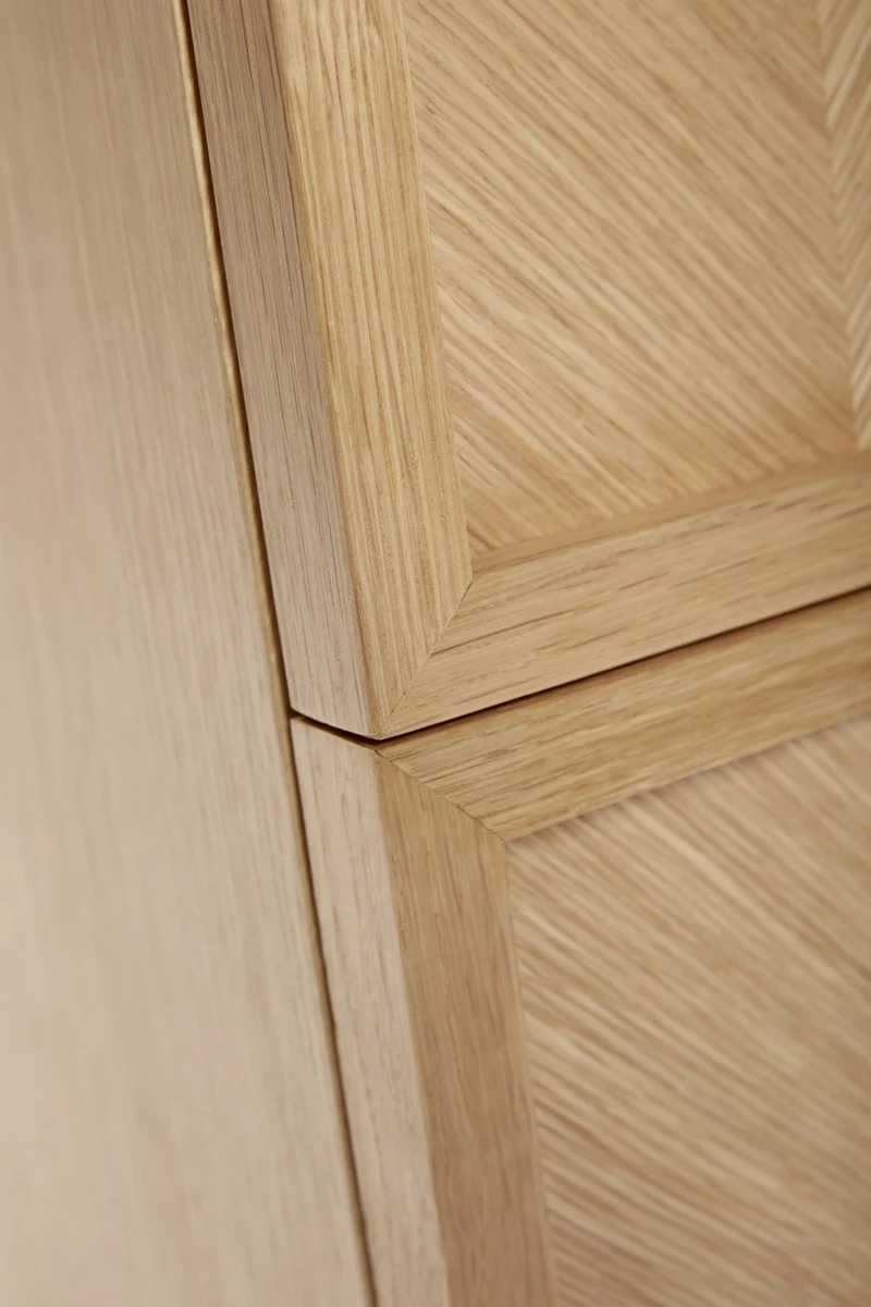 Petite commode en chêne naturel et aux motifs chevron - Hübsch
