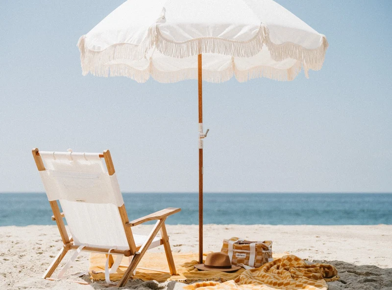 Chaise de plage pliante en tissu blanc Antique The Tommy Chair - Business & Pleasure