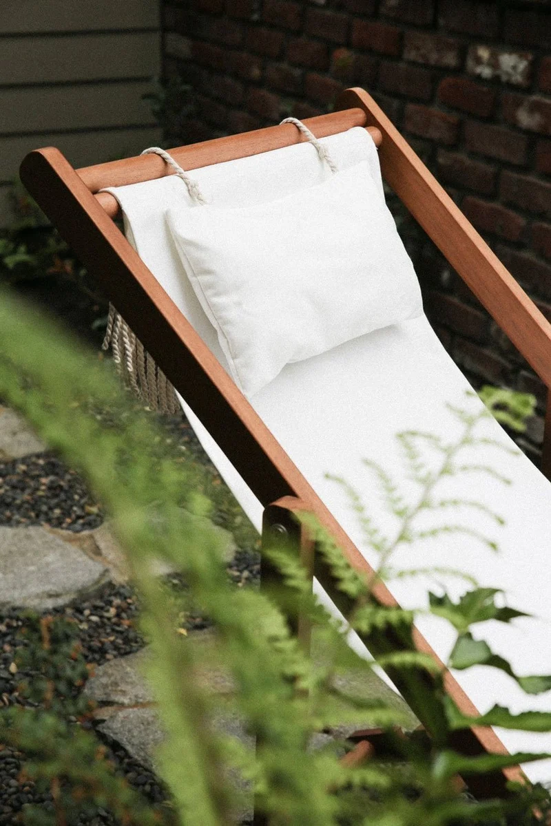 Chaise longue de jardin en tissu blanc Antique The Sling Chair - Business & Pleasure