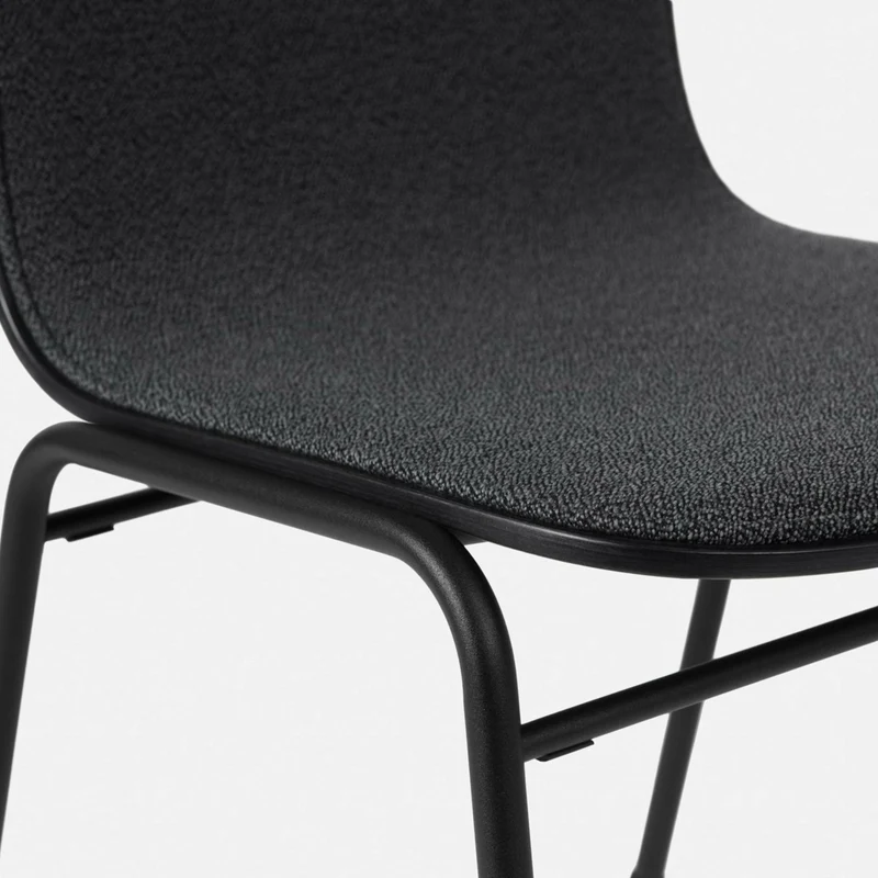 Chaise en tissu noir et cadre noir Touchwood - Hem