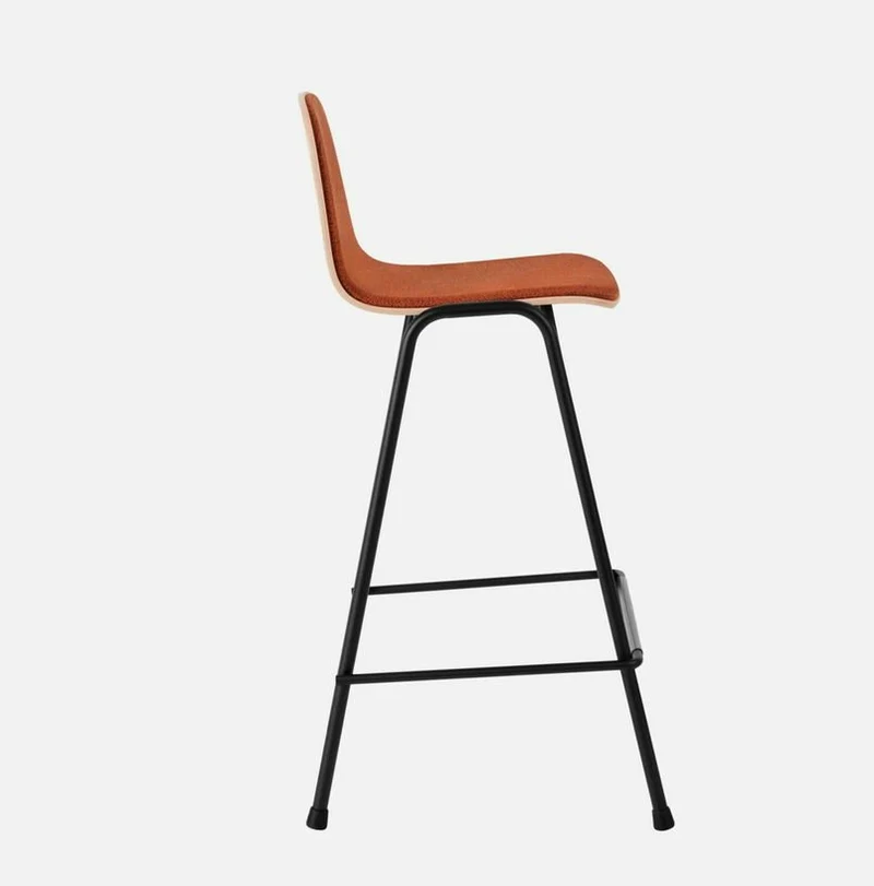 Chaise de bar 65 cm en tissu rouge et cadre noir Touchwood - Hem