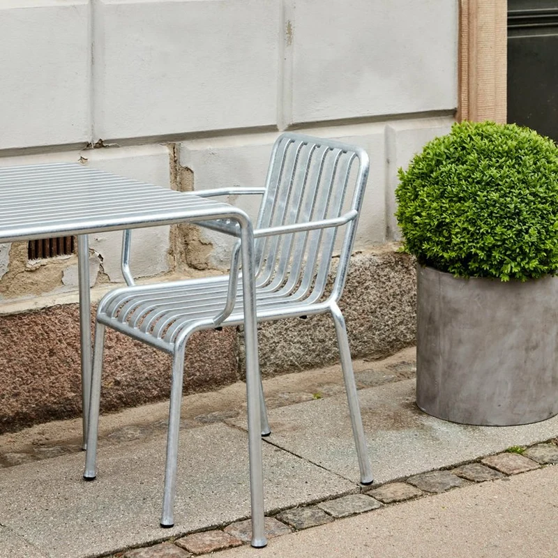 Chaise de jardin avec accoudoir en métal gris galvanisé Palissade - HAY
