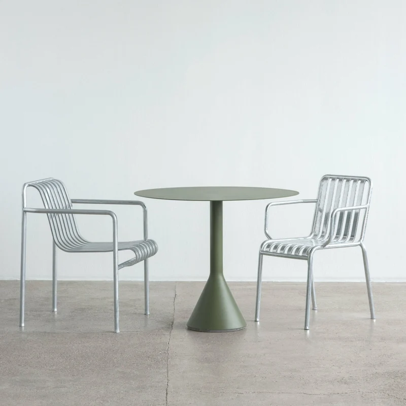 Chaise de jardin avec accoudoir en métal gris galvanisé Palissade - HAY