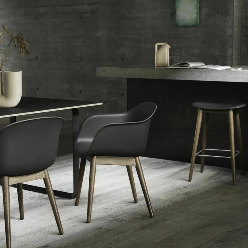 Fauteuil blanc piétement en chêne foncé Fiber - Muuto