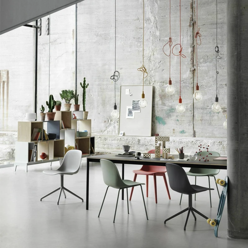 Chaise vert pâle piétement en chêne marron Fiber - Muuto