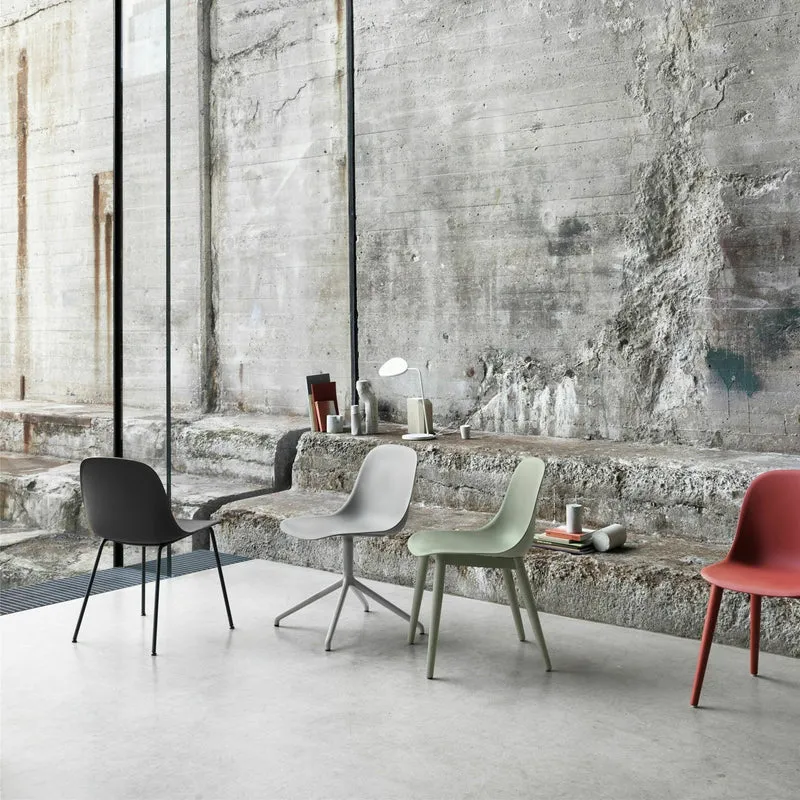 Chaise vert pâle piétement en chêne marron Fiber - Muuto