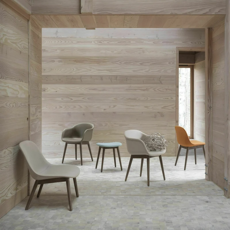 Chaise grise piétement en chêne marron Fiber - Muuto