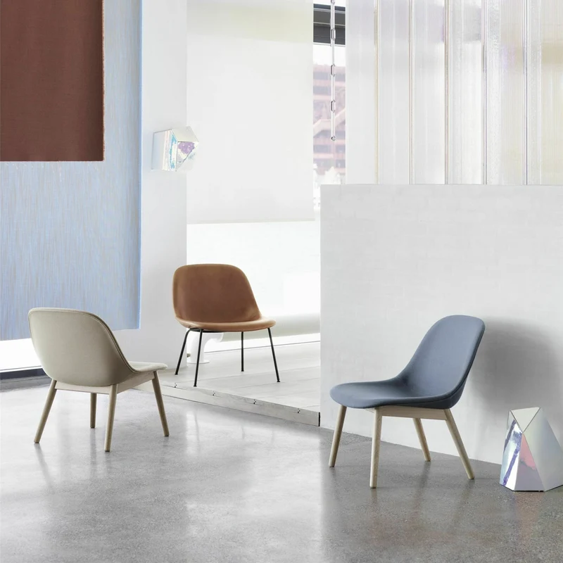 Chaise lounge vert pâle piétement en chêne Fiber - Muuto