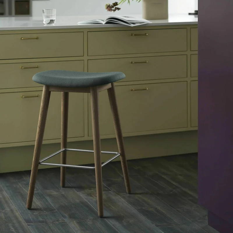 Tabouret de bar 65cm gris piétement en chêne marron Fiber - Muuto