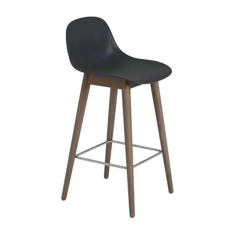 Chaise de bar 65 cm noire piétement en chêne marron Fiber - Muuto
