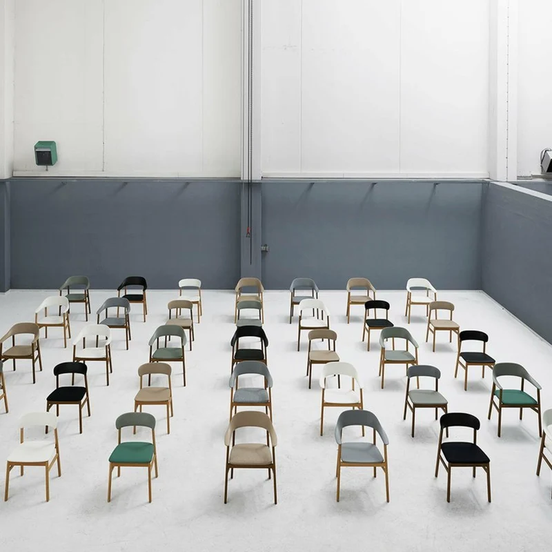 Chaise en chêne noir et polypropylène noir Herit noir - Normann Copenhagen