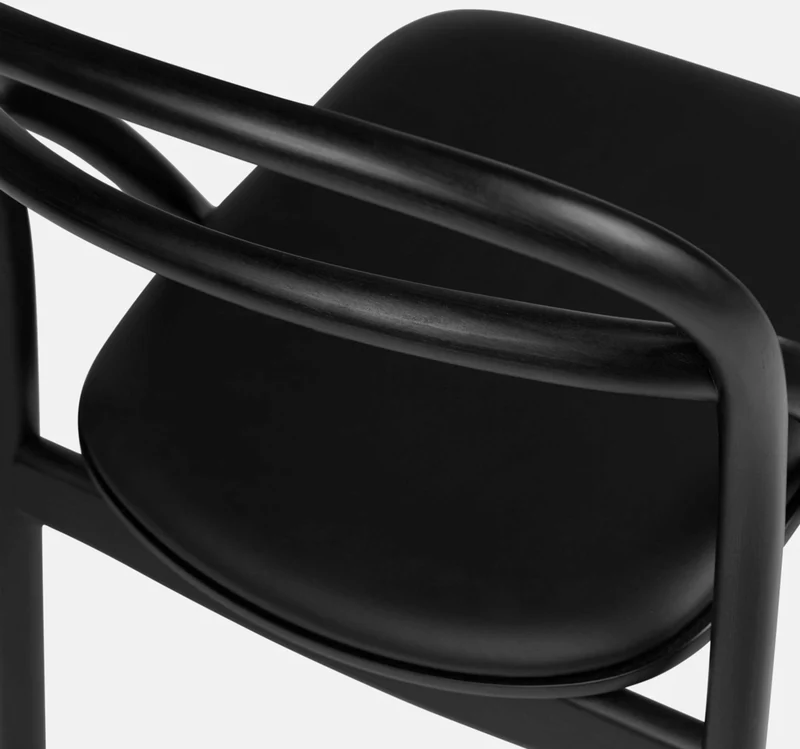 Chaise en bois et assise en cuir noir Udon - Hem