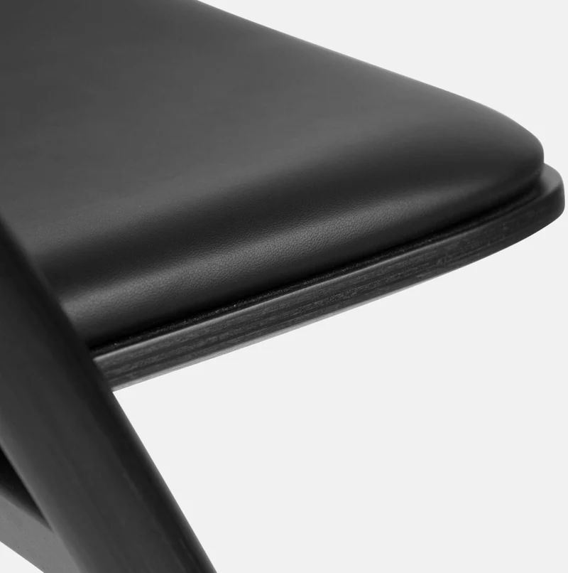 Chaise en bois et assise en cuir noir Udon - Hem