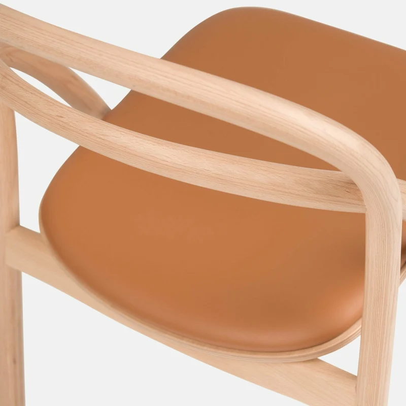 Chaise en bois naturel et assise en cuir marron Udon - Hem