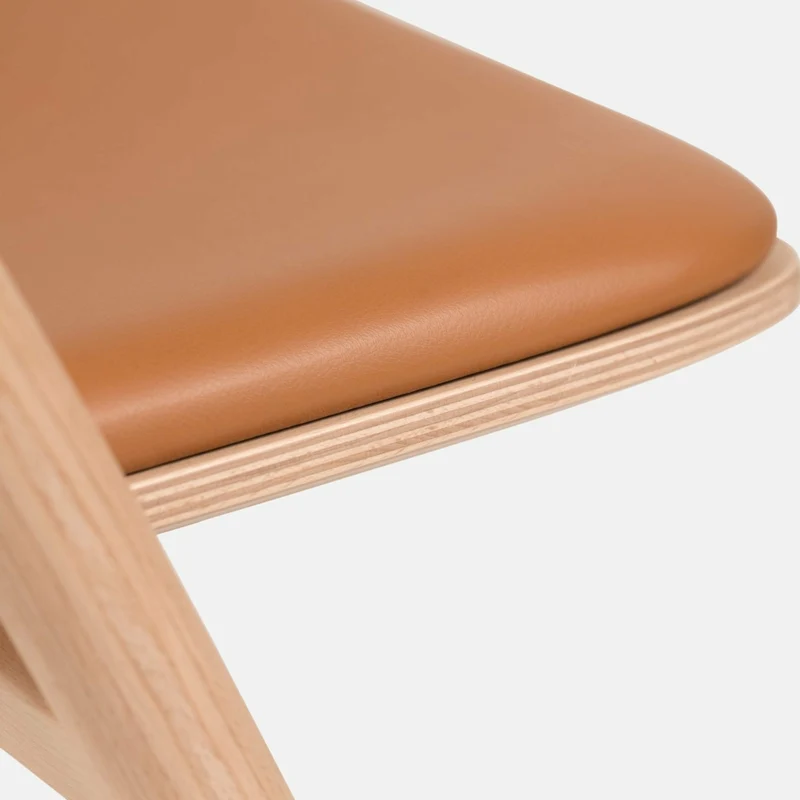 Chaise en bois naturel et assise en cuir marron Udon - Hem