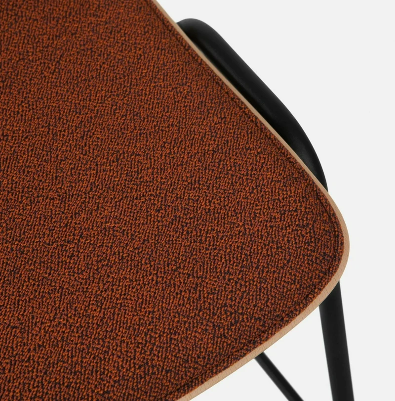 Tabouret de bar 65 cm en tissu rouge et cadre noir Touchwood - Hem