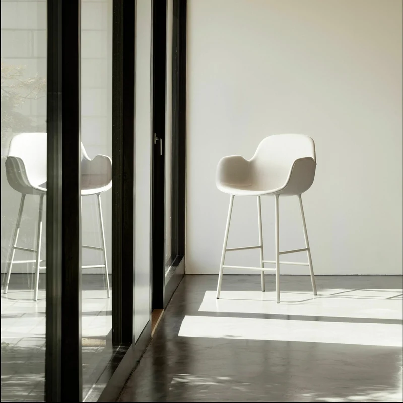 Chaise de bar avec accoudoirs en acier et pp blanc 65 cm Form - Normann Copenhagen